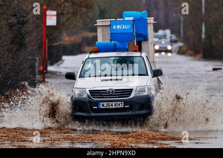 Fahrt durch das Hochwasser auf der Barnsdale Road in Castleford bei starkem Regen durch Sturm Franklin Stockfoto