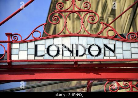 London: Detail über dem Eingang zum Victoria Bahnhof, Manchester, Großbritannien, einer von vielen Namen von Städten, zu denen man von diesem Bahnhof aus fahren kann Stockfoto