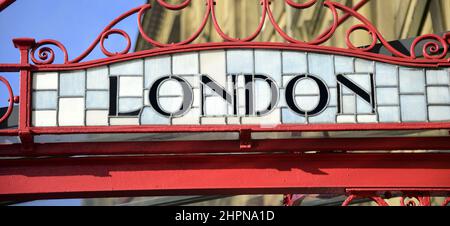 London: Detail über dem Eingang zum Victoria Bahnhof, Manchester, Großbritannien, einer von vielen Namen von Städten, zu denen man von diesem Bahnhof aus fahren kann Stockfoto