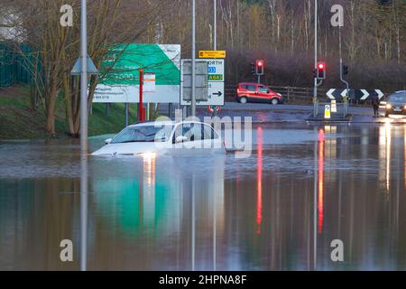 Ein Auto wird auf der Station Road in Allerton Bywater während der Überschwemmungen durch Sturm Franklin gestrandet Stockfoto