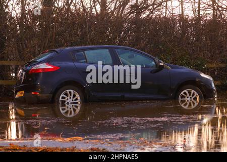 Ein Auto sitzt verlassen auf der Station Road in Allerton Bywater, nachdem es im Flutwasser des Sturms Franklin gestrandet ist Stockfoto