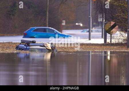 3 Fahrzeuge, darunter ein Landrover, tauchten auf der Barnsdale Road in West Yorkshire unter, nachdem er versucht hatte, durch das Flutwasser des Sturms Franklin zu fahren Stockfoto