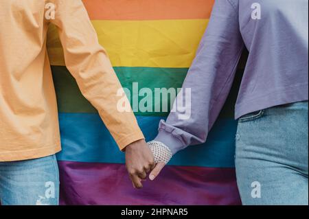 Crop paar Hände halten und Hände halten Stockfoto