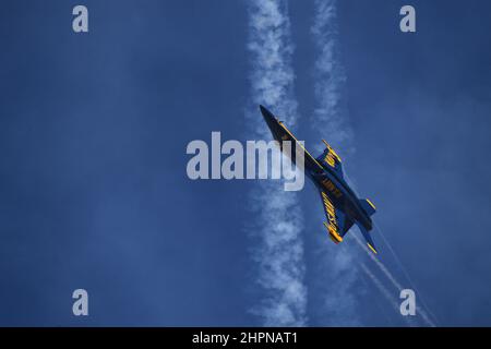 Blue Angel 5 setzt beim Training im NAF El Centro hart aus der Airshow-Box. Stockfoto