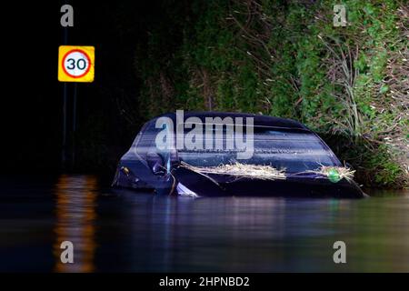 Ein Kia Ceed wurde untergetaucht, nachdem er während des Sturms Franklin versucht hatte, durch das Flutwasser auf der Newton Lane in Fairburn, North Yorkshire, zu gelangen Stockfoto