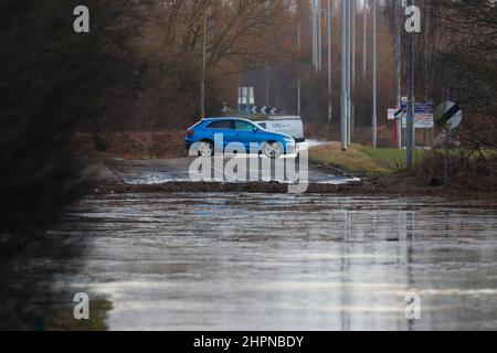 2 Fahrzeuge, die während des Sturms Franklin unter Hochwasser getaucht wurden, sind jetzt auf der Barnsdale Road in der Nähe von Castleford zu sehen, als der Wasserstand sank. Stockfoto