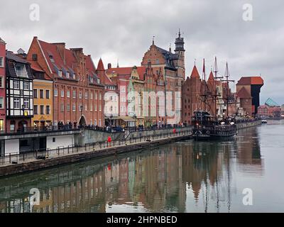 Dramatisches Bild der historischen Gebäude von Danzig auf dem kalten Nowa Motlawa Kanal in Polen Stockfoto