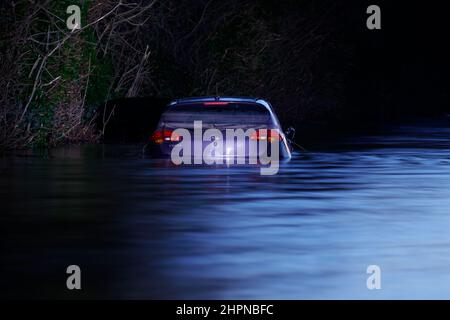 Ein Kia Ceed wurde untergetaucht, nachdem er während des Sturms Franklin versucht hatte, durch das Flutwasser auf der Newton Lane in Fairburn, North Yorkshire, zu gelangen Stockfoto