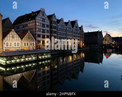 Die Schönheit der Kanäle von Danzig während einer klaren Nacht im Norden Polens Stockfoto