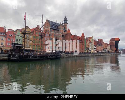 Dramatisches Bild der historischen Gebäude von Danzig auf dem kalten Nowa Motlawa Kanal in Polen Stockfoto