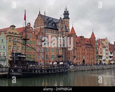 Dramatisches Bild der historischen Gebäude von Danzig auf dem kalten Nowa Motlawa Kanal in Polen Stockfoto