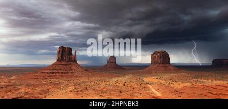 Monument Valley, Arizona Gewitter über den Fäustlingen Stockfoto