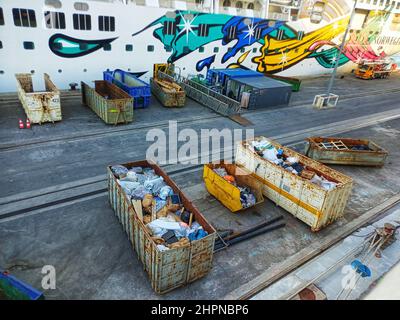 Kreuzfahrt-Schiff im Trockendock, marseille Trockendock, Silberschatten, norwegisches Juwel, Schiffsreparatur, Kreuzfahrt-Schiff Wartung, Schiff im Trockendock Stockfoto