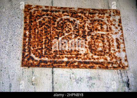 Rostige Nummer 126 auf der alten Holztür, Perast, Montenegro. Stockfoto