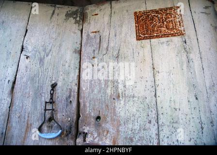 Rostige Nummer 126 auf der alten Holztür, Perast, Montenegro. Stockfoto