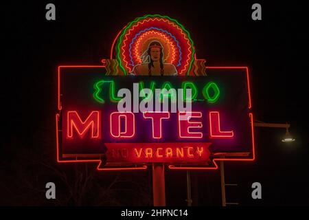 Neonschild in Albuquerque bei Nacht auf der Old Route 66 Stockfoto