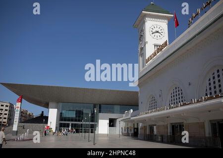 Der alte Bahnhof der französischen Kolonialzeit am Bahnhof Casa Voyageurs befindet sich immer noch neben dem neuen modernen Bahnhof in Cascasa, Marokko. Stockfoto