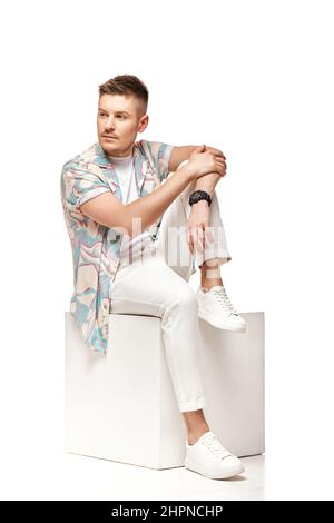 Hübscher junger Mann im Hemd schaut weg Stockfoto