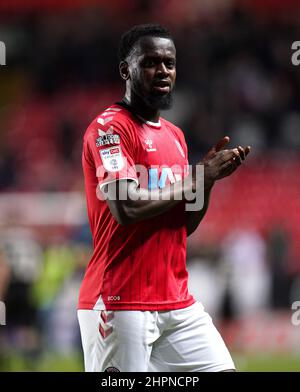 Charlton Athletic's Diallang Jaiyesimi applaudiert die Fans nach dem Sky Bet League One Spiel im Valley, London. Bilddatum: Dienstag, 22. Februar 2022. Stockfoto