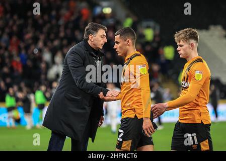 Hull, Großbritannien. 22nd. Februar 2022. Shota Arveladze Manager von Hull City schüttelt sich die Hände mit Tyler Smith #22 von Hull City in Hull, Großbritannien am 2/22/2022. (Foto von Mark Cosgrove/News Images/Sipa USA) Quelle: SIPA USA/Alamy Live News Stockfoto