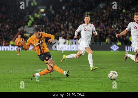 Hull, Großbritannien. 22nd. Februar 2022. Tyler Smith #22 von Hull City schießt am 2/22/2022 in Hull, Großbritannien, auf das Tor. (Foto von Mark Cosgrove/News Images/Sipa USA) Quelle: SIPA USA/Alamy Live News Stockfoto