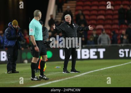 MIDDLESBROUGH, GROSSBRITANNIEN. FEB 22nd Steve Bruce, der Manager von West Bromwich Albion, zeigt sich während des Sky Bet Championship-Spiels zwischen Middlesbrough und West Bromwich Albion am Dienstag, den 22nd. Februar 2022 im Riverside Stadium, Middlesbrough, dem Assistenten des Schiedsrichters gegenüber. (Kredit: Mark Fletcher | MI News) Kredit: MI Nachrichten & Sport /Alamy Live News Stockfoto