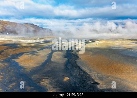 Fumarole Feld in Hverir Geothermie Zone Island. Berühmte Touristenattraktion Stockfoto