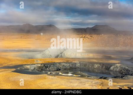 Fumarole Feld in Hverir Geothermie Zone Island. Berühmte Touristenattraktion Stockfoto