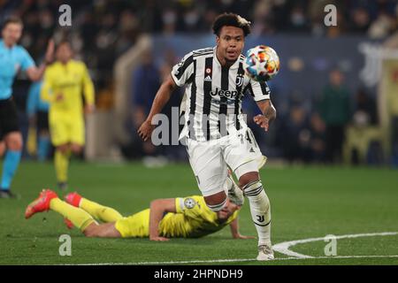 Villarreal, Spanien, 22nd. Februar 2022. Weston McKennie von Juventus tritt gegen Alfonso Pedraza von Villarreal CF während des UEFA Champions League-Spiels im Estadio de la CER‡mica, Villarreal, an. Bildnachweis sollte lauten: Jonathan Moscrop / Sportimage Stockfoto