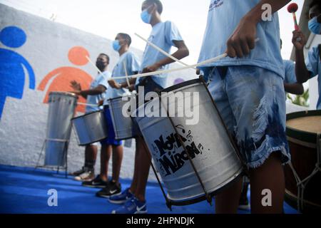 salvador, bahia, brasilien - 18. februar 2022: percussion Band tritt während einer Veranstaltung in einer Einheit des Cras - Reference Center for Social Assistance in Sa Stockfoto