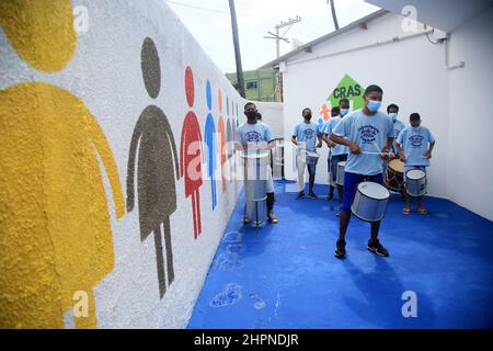 salvador, bahia, brasilien - 18. februar 2022: percussion Band tritt während einer Veranstaltung in einer Einheit des Cras - Reference Center for Social Assistance in Sa Stockfoto
