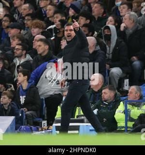 London, Großbritannien. 22nd. Februar 2022. Lille-Managerin Jocelyn Gourvennec während des UEFA Champions League-Spiels zwischen Chelsea und Lille am 22. Februar 2022 auf der Stamford Bridge in London, England. Foto von Ken Sparks. Nur zur redaktionellen Verwendung, Lizenz für kommerzielle Nutzung erforderlich. Keine Verwendung bei Wetten, Spielen oder Veröffentlichungen einzelner Clubs/Vereine/Spieler. Kredit: UK Sports Pics Ltd/Alamy Live Nachrichten Stockfoto