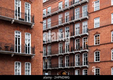 Rote Backsteinfassade des Wohngebäudes der Albert Hall Mansions in Kensington im Zentrum von London, Großbritannien Stockfoto