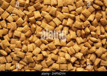 Bio gesunde Vollkornpapageientaucher Frühstückszerealien mit goldgerösteter Textur Stockfoto