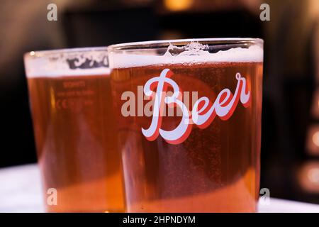 Ein selektiver Fokus von zwei großen Gläsern goldfarbenem Frosty Beer in einem Pub Stockfoto