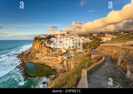 Malerisches Dorf Azenhas do Mar. Weiße Ferienhäuser am Rande einer Klippe mit einem Strand und Pool unten. Wahrzeichen in der Nähe von Lissabon, Portugal, Stockfoto