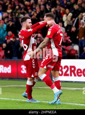 Marcus Tavernier von Middlesbrough (rechts) feiert mit Aaron Connolly, nachdem sie während des Sky Bet Championship-Spiels im Riverside Stadium, Middlesbrough, das zweite Tor ihrer Spielmannschaft erzielt hatte. Bilddatum: Dienstag, 22. Februar 2022. Stockfoto