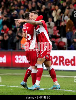 Marcus Tavernier von Middlesbrough (rechts) feiert mit Aaron Connolly, nachdem sie während des Sky Bet Championship-Spiels im Riverside Stadium, Middlesbrough, das zweite Tor ihrer Spielmannschaft erzielt hatte. Bilddatum: Dienstag, 22. Februar 2022. Stockfoto