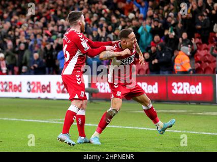 Marcus Tavernier von Middlesbrough (rechts) feiert mit Aaron Connolly, nachdem sie während des Sky Bet Championship-Spiels im Riverside Stadium, Middlesbrough, das zweite Tor ihrer Spielmannschaft erzielt hatte. Bilddatum: Dienstag, 22. Februar 2022. Stockfoto