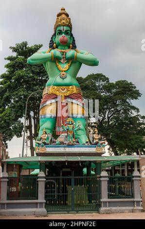 Eingang zum Hanuman Tempel mit der Statue von Hanuman (Tugu Dewa Murugga) in den Batu Höhlen, Selangor, Kuala Lumpur. Stockfoto