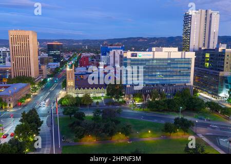 Adelaide, Südaustralien, bei Nacht vom Victoria Square aus gesehen, mit Blick nach Osten entlang der Wakefield Street, mit den Mount Lofty Ranges im Hintergrund. Stockfoto