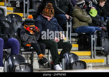 Kingston upon Hull, Großbritannien. 22nd. Februar 2022. Zwei Hull City-Fans können nicht zusehen, wie ihr Team während des EFL Sky Bet Championship-Spiels zwischen Hull City und Barnsley am 22. Februar 2022 im KCOM Stadium, Kingston upon Hull, England, auf eine Heimniederlage von 2-0 gegen Barnsley fällt. Foto von Simon Hall. Nur zur redaktionellen Verwendung, Lizenz für kommerzielle Nutzung erforderlich. Keine Verwendung bei Wetten, Spielen oder Veröffentlichungen einzelner Clubs/Vereine/Spieler. Kredit: UK Sports Pics Ltd/Alamy Live Nachrichten Stockfoto