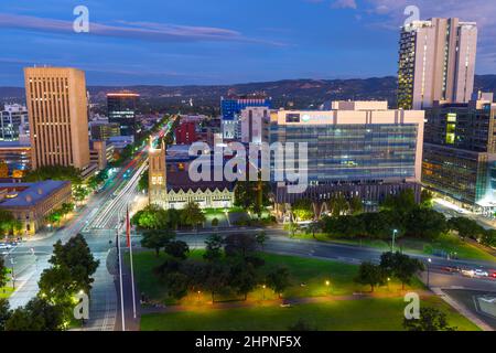 Adelaide, Südaustralien, bei Nacht vom Victoria Square aus gesehen, mit Blick nach Osten entlang der Wakefield Street, mit den Mount Lofty Ranges im Hintergrund. Stockfoto