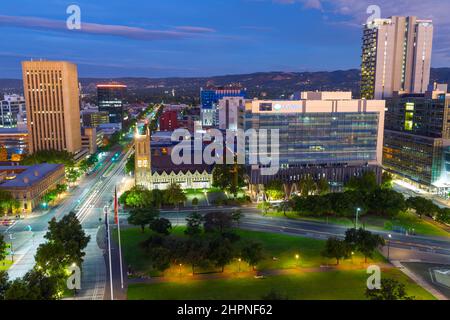 Adelaide, Südaustralien, bei Nacht vom Victoria Square aus gesehen, mit Blick nach Osten entlang der Wakefield Street, mit den Mount Lofty Ranges im Hintergrund. Stockfoto