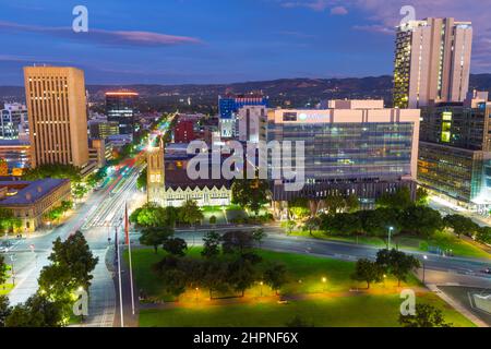 Adelaide, Südaustralien, bei Nacht vom Victoria Square aus gesehen, mit Blick nach Osten entlang der Wakefield Street, mit den Mount Lofty Ranges im Hintergrund. Stockfoto