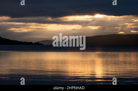 Ein Blick auf die Länge des Loch Rannoch vom Ostufer bei Sonnenuntergang in Richtung Stob na Cruaiche, Rannoch, Schottland, Vereinigtes Königreich Stockfoto