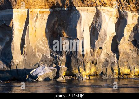 Am späten Nachmittag Sonnenlicht auf den Klippen am Kai IWI Beach, in der Nähe von Wanganui, North Island, Neuseeland Stockfoto