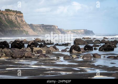 Strand, Felsen und Klippen, Ohawe Beach, South Taranaki, North Island, Neuseeland Stockfoto