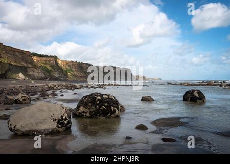 Strand, Felsen und Klippen, Ohawe Beach, South Taranaki, North Island, Neuseeland Stockfoto