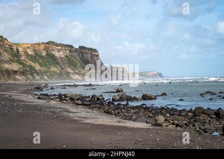 Strand, Felsen und Klippen, Ohawe Beach, South Taranaki, North Island, Neuseeland Stockfoto